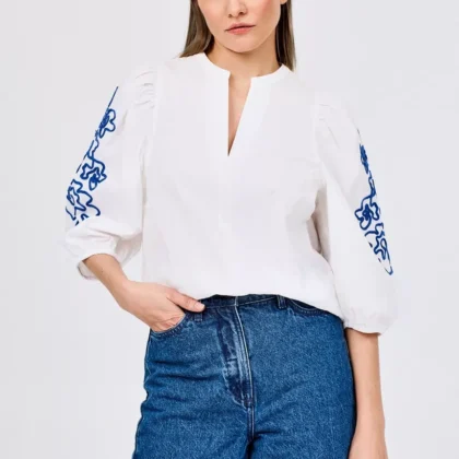 Blusa blanca bordada en azul CKS