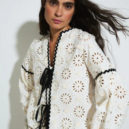 Blusa cristina troquelado crudo SHOPIE+LUCIE