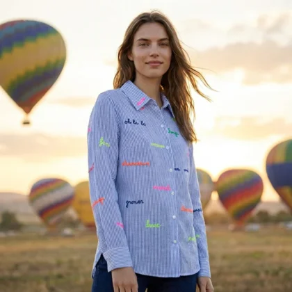 CAMISA AZUL RAYAS PALABRAS BORDADAS VILAGALLO