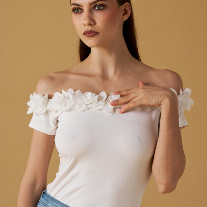 Camiseta de rosas pequeñas blanca NOSECRETS