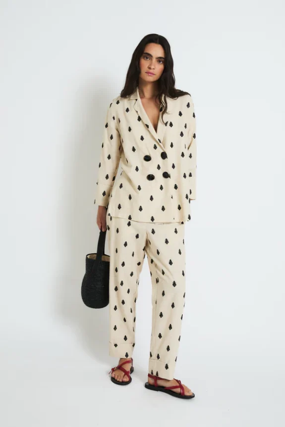 TRAJE ARISTO BORDADO BEIGE SHOPIE+LUCIE