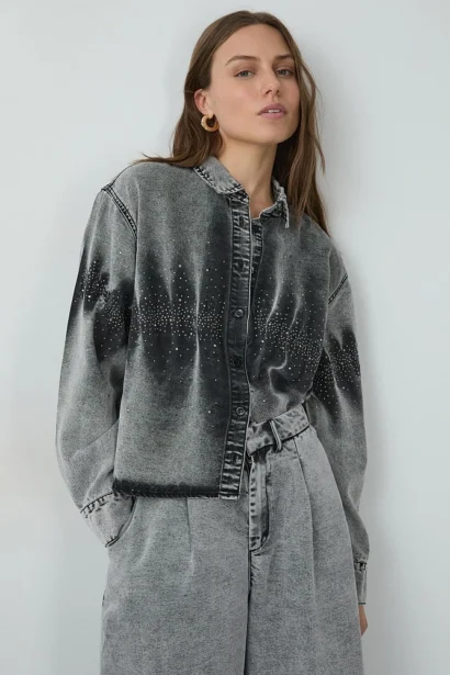 Camisa de mezclilla teñida al estilo tie-dye con adornos de pedrería - BSB